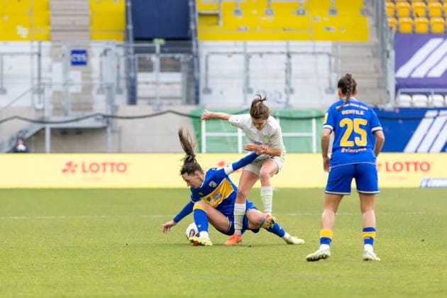 Google Pixel Frauen-Bundesliga: FC Carl Zeiss Jena vs. SV Werder Bremen; Jena; 06.12.2025 Merza Julevic ( 10; FC Carl Zeiss Jena) gegen Rieke Dieckmann ( 22; SV Werder Bremen) Google Pixel Frauen-Bundesliga: FC Carl Zeiss Jena vs. SV Werder Bremen; ad hoc arena im Ernst-Abbe-Sportfeld; 06.12.2025 DFB REGULATIONS PROHIBIT ANY USE OF PHOTOGRAPHS AS IMAGE SEQUENCES AND OR QUASI-VIDEO. Copyright: xBEAUTIFULxSPORTS Duehringx