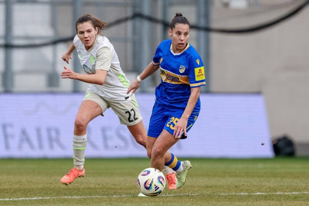v.li.: Rieke Dieckmann (SV Werder Bremen, 22) und Noemi Gentile (FC Carl Zeiss Jena, 25) am Ball, Einzelbild, Ganzkörper, Aktion, Action, Spielszene, DIE DFB-RICHTLINIEN UNTERSAGEN JEGLICHE NUTZUNG VON FOTOS ALS SEQUENZBILDER UND ODER VIDEOÄHNLICHE FOTOSTRECKEN. DFB REGULATIONS PROHIBIT ANY USE OF PHOTOGRAPHS AS IMAGE SEQUENCES AND OR QUASI-VIDEO., 06.12.2025, Jena (Deutschland), Fussball, Google Pixel Frauen-Bundesliga, FC Carl Zeiss Jena - SV Werder Bremen