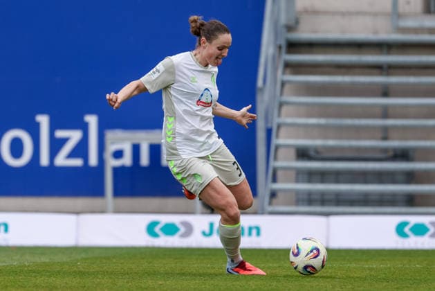Verena Wieder (SV Werder Bremen, 31) am Ball, Freisteller, Einzelbild, Ganzkörper, Aktion, Action, Spielszene, DIE DFB-RICHTLINIEN UNTERSAGEN JEGLICHE NUTZUNG VON FOTOS ALS SEQUENZBILDER UND ODER VIDEOÄHNLICHE FOTOSTRECKEN. DFB REGULATIONS PROHIBIT ANY USE OF PHOTOGRAPHS AS IMAGE SEQUENCES AND OR QUASI-VIDEO., 06.12.2025, Jena (Deutschland), Fussball, Google Pixel Frauen-Bundesliga, FC Carl Zeiss Jena - SV Werder Bremen