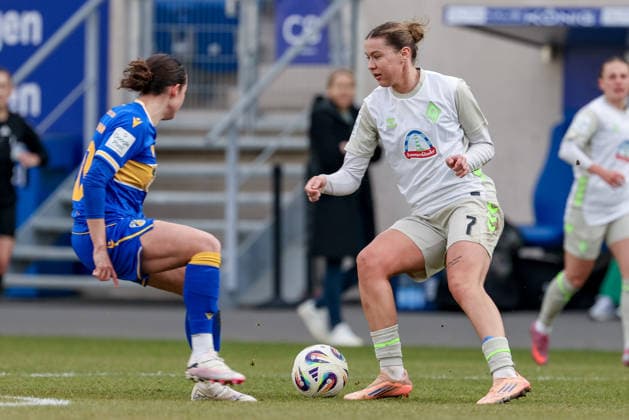 v.li.: Elena Mühlemann (FC Carl Zeiss Jena, 30) und Larissa Mühlhaus (SV Werder Bremen, 7) im Zweikampf, Duell, Dynamik, Aktion, Action, Spielszene, DIE DFB-RICHTLINIEN UNTERSAGEN JEGLICHE NUTZUNG VON FOTOS ALS SEQUENZBILDER UND ODER VIDEOÄHNLICHE FOTOSTRECKEN. DFB REGULATIONS PROHIBIT ANY USE OF PHOTOGRAPHS AS IMAGE SEQUENCES AND OR QUASI-VIDEO., 06.12.2025, Jena (Deutschland), Fussball, Google Pixel Frauen-Bundesliga, FC Carl Zeiss Jena - SV Werder Bremen