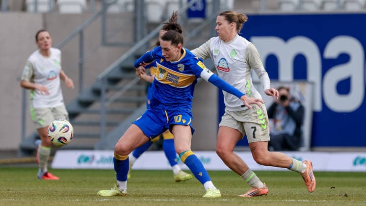 v.li.: Merza Julevic (FC Carl Zeiss Jena, 10) und Larissa Mühlhaus (SV Werder Bremen, 7) im Zweikampf, Duell, Dynamik, Aktion, Action, Spielszene, DIE DFB-RICHTLINIEN UNTERSAGEN JEGLICHE NUTZUNG VON FOTOS ALS SEQUENZBILDER UND ODER VIDEOÄHNLICHE FOTOSTRECKEN. DFB REGULATIONS PROHIBIT ANY USE OF PHOTOGRAPHS AS IMAGE SEQUENCES AND OR QUASI-VIDEO., 06.12.2025, Jena (Deutschland), Fussball, Google Pixel Frauen-Bundesliga, FC Carl Zeiss Jena - SV Werder Bremen