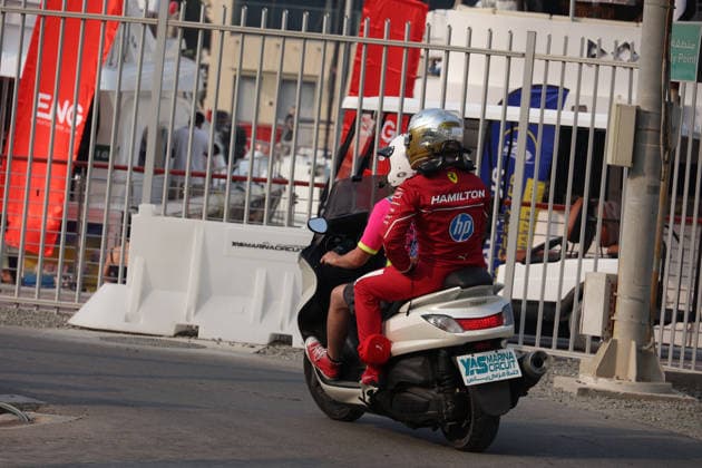 06.12.2025, Yas Marina Circuit, Abu Dhabi, Formula 1 Etihad Airways Abu Dhabi Grand Prix 2025 , im Bild Nach seinem Unfall, wird Lewis Hamilton (GBR), Scuderia Ferrari HP mit einem Scooter zurück in das Fahrerlager gebracht. (Photo by Alessandro Martellotta Hasan Bratic DeFodi Images)