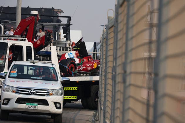 06.12.2025, Yas Marina Circuit, Abu Dhabi, Formula 1 Etihad Airways Abu Dhabi Grand Prix 2025 , im Bild Nach dem Unfall wird das Auto von Lewis Hamilton (GBR), Scuderia Ferrari HP zurück in das Fahrerlager gebracht. (Photo by Alessandro Martellotta Hasan Bratic DeFodi Images)