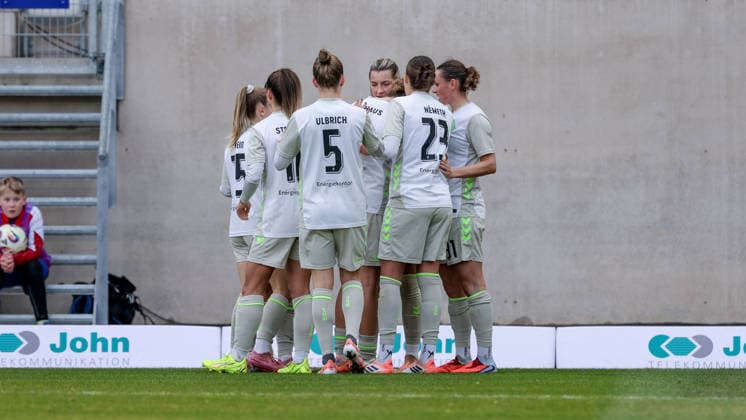 Spielerinnen des SV Werder Bremen mit Torjubel, Jubel, jubeln, jubelt, optimistisch, Spielszene, Highlight, Freude über das Tor zum 0:1, DIE DFB-RICHTLINIEN UNTERSAGEN JEGLICHE NUTZUNG VON FOTOS ALS SEQUENZBILDER UND ODER VIDEOÄHNLICHE FOTOSTRECKEN. DFB REGULATIONS PROHIBIT ANY USE OF PHOTOGRAPHS AS IMAGE SEQUENCES AND OR QUASI-VIDEO., 06.12.2025, Jena (Deutschland), Fussball, Google Pixel Frauen-Bundesliga, FC Carl Zeiss Jena - SV Werder Bremen