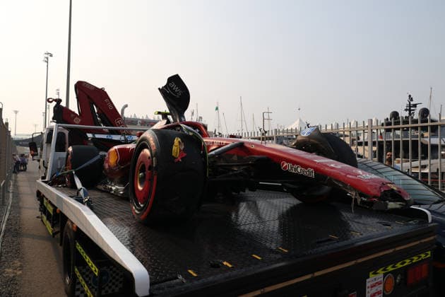 06.12.2025, Yas Marina Circuit, Abu Dhabi, Formula 1 Etihad Airways Abu Dhabi Grand Prix 2025 , im Bild Nach dem Unfall wird das Auto von Lewis Hamilton (GBR), Scuderia Ferrari HP zurück in das Fahrerlager gebracht. (Photo by Alessandro Martellotta Hasan Bratic DeFodi Images)