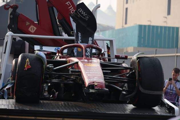 06.12.2025, Yas Marina Circuit, Abu Dhabi, Formula 1 Etihad Airways Abu Dhabi Grand Prix 2025 , im Bild Nach dem Unfall wird das Auto von Lewis Hamilton (GBR), Scuderia Ferrari HP zurück in das Fahrerlager gebracht. (Photo by Alessandro Martellotta Hasan Bratic DeFodi Images)