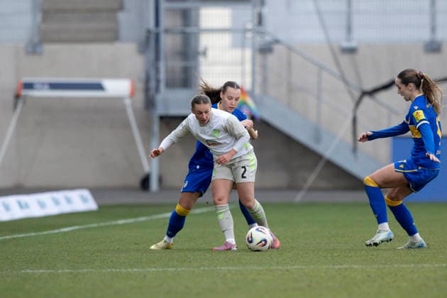 Google Pixel Frauen-Bundesliga: FC Carl Zeiss Jena vs. SV Werder Bremen; Jena; 06.12.2025 Chiara D Angelo ( 2; SV Werder Bremen) gegen Felicia Sophie Sträßer ( 8; FC Carl Zeiss Jena) Google Pixel Frauen-Bundesliga: FC Carl Zeiss Jena vs. SV Werder Bremen; ad hoc arena im Ernst-Abbe-Sportfeld; 06.12.2025 DFB REGULATIONS PROHIBIT ANY USE OF PHOTOGRAPHS AS IMAGE SEQUENCES AND OR QUASI-VIDEO. Copyright: xBEAUTIFULxSPORTS Duehringx