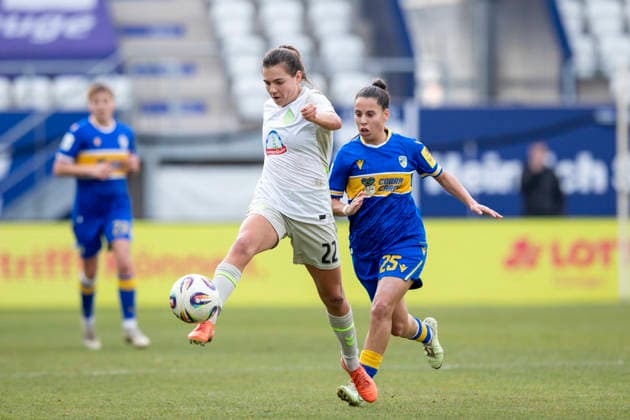Google Pixel Frauen-Bundesliga: FC Carl Zeiss Jena vs. SV Werder Bremen; Jena; 06.12.2025 Rieke Dieckmann ( 22; SV Werder Bremen) gegen Noemi Gentile ( 25; FC Carl Zeiss Jena) Google Pixel Frauen-Bundesliga: FC Carl Zeiss Jena vs. SV Werder Bremen; ad hoc arena im Ernst-Abbe-Sportfeld; 06.12.2025 DFB REGULATIONS PROHIBIT ANY USE OF PHOTOGRAPHS AS IMAGE SEQUENCES AND OR QUASI-VIDEO. Copyright: xBEAUTIFULxSPORTS Duehringx