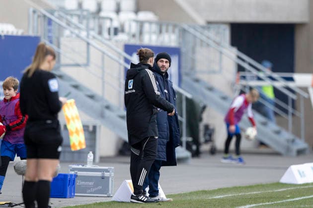 Google Pixel Frauen-Bundesliga: FC Carl Zeiss Jena vs. SV Werder Bremen; Jena; 06.12.2025 Florian Kästner (Chef-Trainer; FC Carl Zeiss Jena) und Franziska Wildfeuer (4. Offizieller, Schiedsrichterin) Google Pixel Frauen-Bundesliga: FC Carl Zeiss Jena vs. SV Werder Bremen; ad hoc arena im Ernst-Abbe-Sportfeld; 06.12.2025 DFB REGULATIONS PROHIBIT ANY USE OF PHOTOGRAPHS AS IMAGE SEQUENCES AND OR QUASI-VIDEO. Copyright: xBEAUTIFULxSPORTS Duehringx