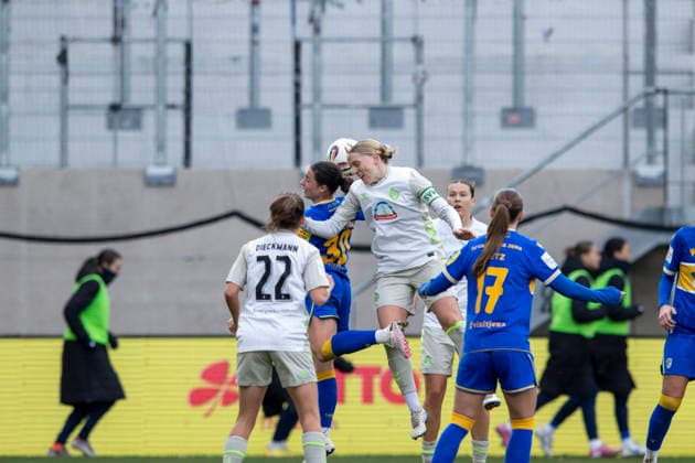 Google Pixel Frauen-Bundesliga: FC Carl Zeiss Jena vs. SV Werder Bremen; Jena; 06.12.2025 Elena Mühlemann ( 30; FC Carl Zeiss Jena) gegen Lina Hausicke ( 18; SV Werder Bremen) Google Pixel Frauen-Bundesliga: FC Carl Zeiss Jena vs. SV Werder Bremen; ad hoc arena im Ernst-Abbe-Sportfeld; 06.12.2025 DFB REGULATIONS PROHIBIT ANY USE OF PHOTOGRAPHS AS IMAGE SEQUENCES AND OR QUASI-VIDEO. Copyright: xBEAUTIFULxSPORTS Duehringx