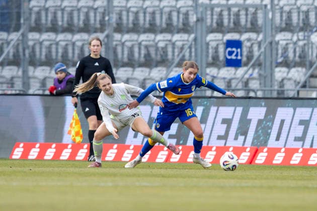 Google Pixel Frauen-Bundesliga: FC Carl Zeiss Jena vs. SV Werder Bremen; Jena; 06.12.2025 Michelle Weiß ( 15; SV Werder Bremen) gegen Lisa Gora ( 16; FC Carl Zeiss Jena) Google Pixel Frauen-Bundesliga: FC Carl Zeiss Jena vs. SV Werder Bremen; ad hoc arena im Ernst-Abbe-Sportfeld; 06.12.2025 DFB REGULATIONS PROHIBIT ANY USE OF PHOTOGRAPHS AS IMAGE SEQUENCES AND OR QUASI-VIDEO. Copyright: xBEAUTIFULxSPORTS Duehringx
