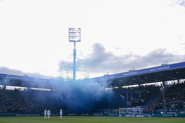 06.12.2025, Fussball, 2. Bundesliga, 15. Spieltag Saison 2025 2026, VfL Bochum - DSC Arminia Bielefeld, Pyrotechnik DSC Arminia Bielefeld Fans, xRHR-FOTO TKx