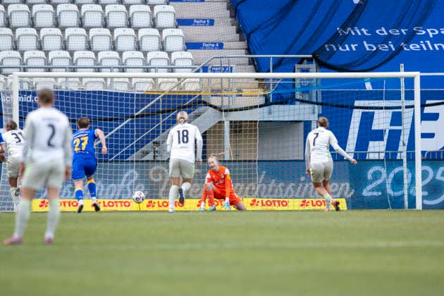 Google Pixel Frauen-Bundesliga: FC Carl Zeiss Jena vs. SV Werder Bremen; Jena; 06.12.2025 0:1 durch Larissa Mühlhaus ( 7; SV Werder Bremen) gegen Jasmin Janning ( 1; FC Carl Zeiss Jena) (Elfmetertor) Google Pixel Frauen-Bundesliga: FC Carl Zeiss Jena vs. SV Werder Bremen; ad hoc arena im Ernst-Abbe-Sportfeld; 06.12.2025 DFB REGULATIONS PROHIBIT ANY USE OF PHOTOGRAPHS AS IMAGE SEQUENCES AND OR QUASI-VIDEO. Copyright: xBEAUTIFULxSPORTS Duehringx
