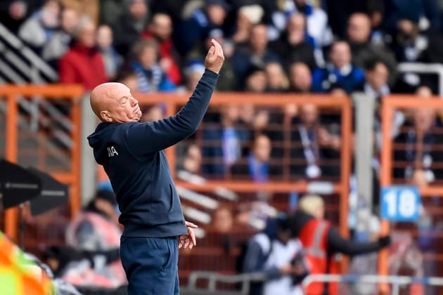 Trainer Uwe Roesler (VfL Bochum) gestikuliert waehrend des spiels der 2. Bundesliga zwischen VfL Bochum und Arminia Bielefeld, Vonovia Ruhrstadion am 06. December 2025 in Bochum, Deutschland. (Foto von Max Maiwald DeFodi Images) +++ Trainer Uwe Roesler (VfL Bochum) gestures during the 2. Bundesliga match between VfL Bochum and Arminia Bielefeld at Vonovia Ruhrstadion on December 6, 2025 in Bochum, Germany. (Photo by Max Maiwald DeFodi Images) DFB DFL REGULATIONS PROHIBIT ANY USE OF PHOTOGRAPHS AS IMAGE SEQUENCES AND OR QUASI-VIDEO. (Photo by Max Maiwald DeFodi Images)