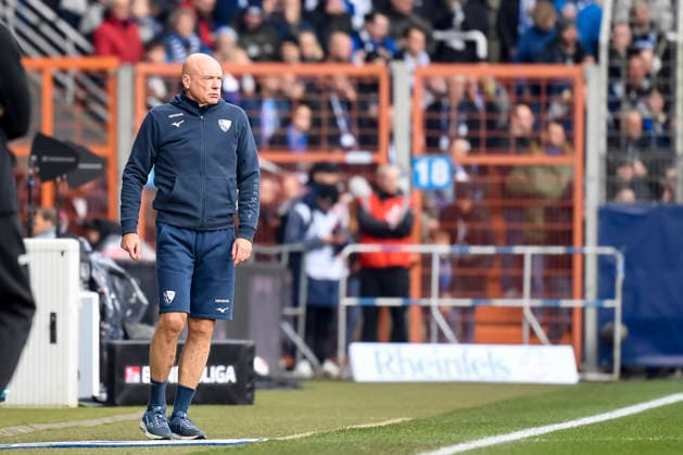 Trainer Uwe Roesler (VfL Bochum) gestikuliert waehrend des spiels der 2. Bundesliga zwischen VfL Bochum und Arminia Bielefeld, Vonovia Ruhrstadion am 06. December 2025 in Bochum, Deutschland. (Foto von Max Maiwald DeFodi Images) +++ Trainer Uwe Roesler (VfL Bochum) gestures during the 2. Bundesliga match between VfL Bochum and Arminia Bielefeld at Vonovia Ruhrstadion on December 6, 2025 in Bochum, Germany. (Photo by Max Maiwald DeFodi Images) DFB DFL REGULATIONS PROHIBIT ANY USE OF PHOTOGRAPHS AS IMAGE SEQUENCES AND OR QUASI-VIDEO. (Photo by Max Maiwald DeFodi Images)