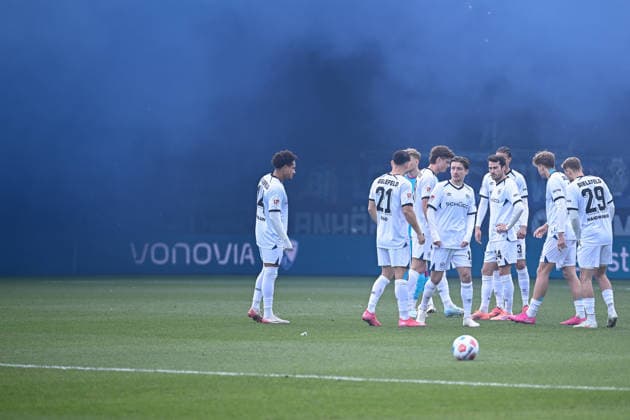 06.12.2025, Fussball, 2. Bundesliga, 15. Spieltag Saison 2025 2026, VfL Bochum - DSC Arminia Bielefeld, Pyrotechnik DSC Arminia Bielefeld Fans, xRHR-FOTO TKx