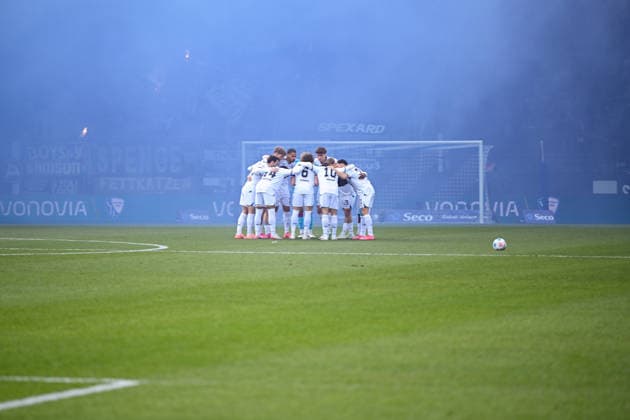 06.12.2025, Fussball, 2. Bundesliga, 15. Spieltag Saison 2025 2026, VfL Bochum - DSC Arminia Bielefeld, Pyrotechnik DSC Arminia Bielefeld Fans, xRHR-FOTO TKx