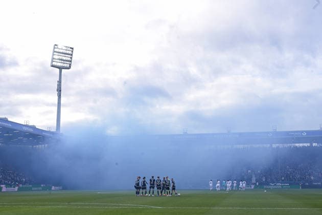 06.12.2025, Fussball, 2. Bundesliga, 15. Spieltag Saison 2025 2026, VfL Bochum - DSC Arminia Bielefeld, Pyrotechnik DSC Arminia Bielefeld Fans, xRHR-FOTO TKx