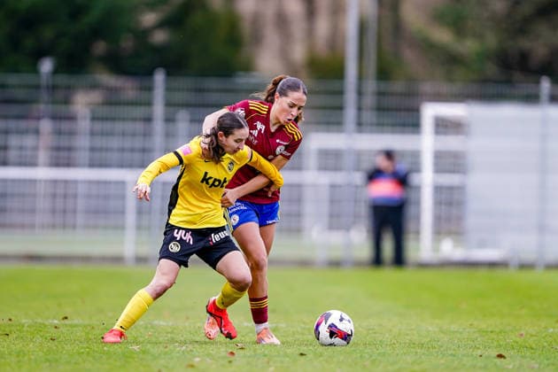 Switzerland: AXA Women s Super League, Servette FC ChÃªnois FÃ minin vs BSC YB Frauen, Stade des Trois-Chene, Chene-Bourg: Malaurie Granges (13 Young Boys) im Zweikampf gegen Amina Muratovic (23 Servette FC Chenois Feminin, rechts) Copyright: xDanielaxPorcellix