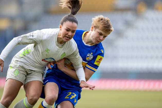 Google Pixel Frauen-Bundesliga: FC Carl Zeiss Jena vs. SV Werder Bremen; Jena; 06.12.2025 Maja Sternad ( 11; SV Werder Bremen) gegen Gwendolyn Mummert ( 27; FC Carl Zeiss Jena) Google Pixel Frauen-Bundesliga: FC Carl Zeiss Jena vs. SV Werder Bremen; ad hoc arena im Ernst-Abbe-Sportfeld; 06.12.2025 DFB REGULATIONS PROHIBIT ANY USE OF PHOTOGRAPHS AS IMAGE SEQUENCES AND OR QUASI-VIDEO. Copyright: xBEAUTIFULxSPORTS Duehringx