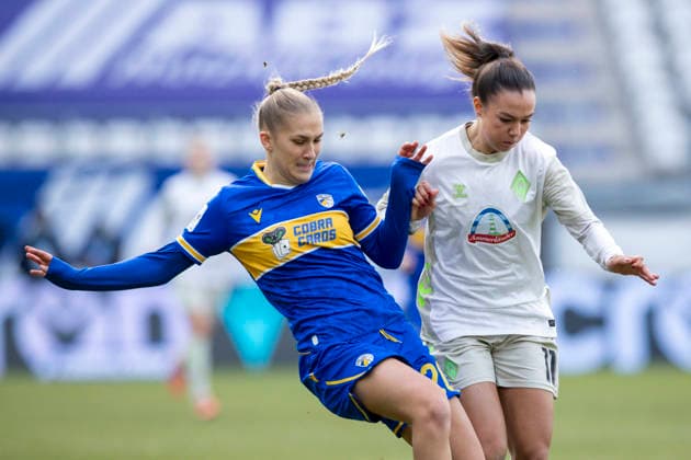 Google Pixel Frauen-Bundesliga: FC Carl Zeiss Jena vs. SV Werder Bremen; Jena; 06.12.2025 Steffi Schmid ( 20; FC Carl Zeiss Jena) gegen Maja Sternad ( 11; SV Werder Bremen) Google Pixel Frauen-Bundesliga: FC Carl Zeiss Jena vs. SV Werder Bremen; ad hoc arena im Ernst-Abbe-Sportfeld; 06.12.2025 DFB REGULATIONS PROHIBIT ANY USE OF PHOTOGRAPHS AS IMAGE SEQUENCES AND OR QUASI-VIDEO. Copyright: xBEAUTIFULxSPORTS Duehringx