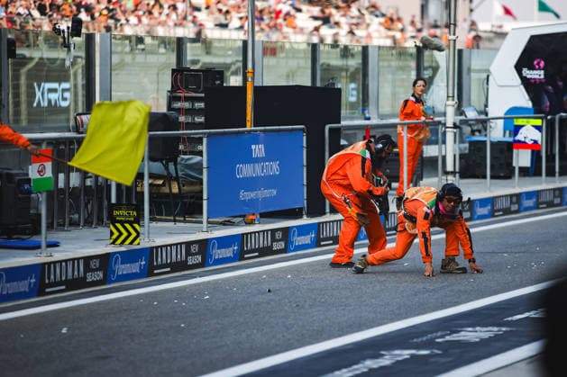 F1 - ABU DHABI GRAND PRIX 2025 marshall, commissaire de piste, marshal, marshalls, marshals pitlane, crash, accident, during the 2025 Formula 1 Abu Dhabi Grand Prix, 24th round of the 2025 FIA Formula One World Championship, WM, Weltmeisterschaft from December 05 to 07, 2025 on the Yas Marina Circuit, in Abu Dhabi, United Arab Emirates - Abu DhabiUnited Arab Emirates Copyright: xDPPIx