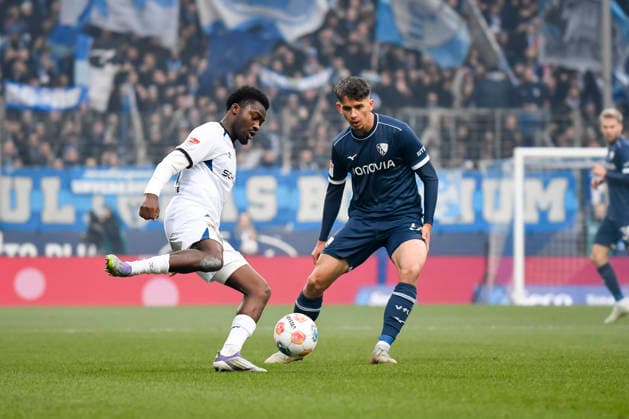 Benjamin Boakye (Arminia Bielefeld) und Cajetan Lenz (VfL Bochum) im Kampf um den Ball waehrend des spiels der 2. Bundesliga zwischen VfL Bochum und Arminia Bielefeld, Vonovia Ruhrstadion am 06. December 2025 in Bochum, Deutschland. (Foto von Max Maiwald DeFodi Images) +++ Benjamin Boakye (Arminia Bielefeld) und Cajetan Lenz (VfL Bochum) battle for the ball during the 2. Bundesliga match between VfL Bochum and Arminia Bielefeld at Vonovia Ruhrstadion on December 6, 2025 in Bochum, Germany. (Photo by Max Maiwald DeFodi Images) DFB DFL REGULATIONS PROHIBIT ANY USE OF PHOTOGRAPHS AS IMAGE SEQUENCES AND OR QUASI-VIDEO. (Photo by Max Maiwald DeFodi Images)