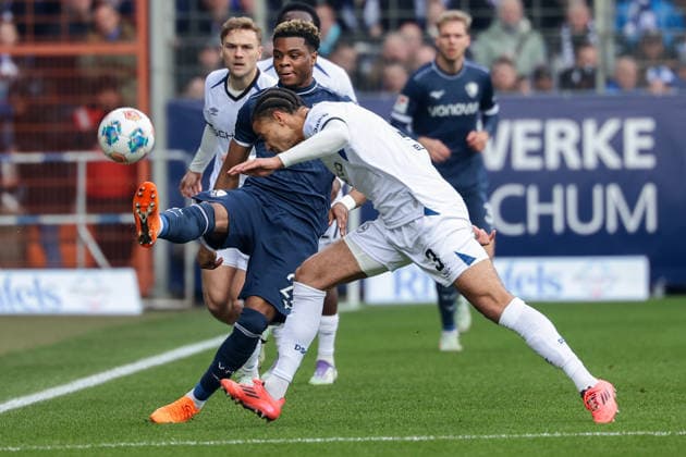 Bochum, Vonovia Ruhrstadion, 06.12.25, GER, Herren, 2. Bundesliga, Saison 2025 - 2026, VfL 1848 Bochum - Arminia Bielefeld, Farid Alfa-Ruprecht (VfL Bochum) und Joel Felix (Arminia Bielefeld) im Zweikampf, DFB DFL REGULATIONS PROHIBIT ANY USE OF PHOTOGRAPHS AS IMAGE SEQUENCES AND OR QUASI-VIDEO.