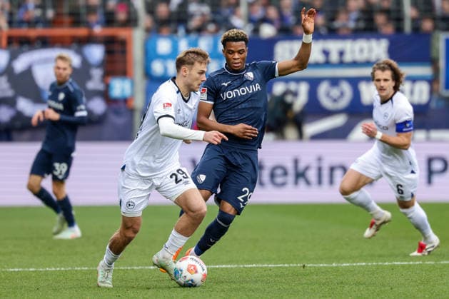 Bochum, Vonovia Ruhrstadion, 06.12.25, GER, Herren, 2. Bundesliga, Saison 2025 - 2026, VfL 1848 Bochum - Arminia Bielefeld, Tim Handwerker (Arminia Bielefeld) und Farid Alfa-Ruprecht (VfL Bochum) im Zweikampf, DFB DFL REGULATIONS PROHIBIT ANY USE OF PHOTOGRAPHS AS IMAGE SEQUENCES AND OR QUASI-VIDEO.