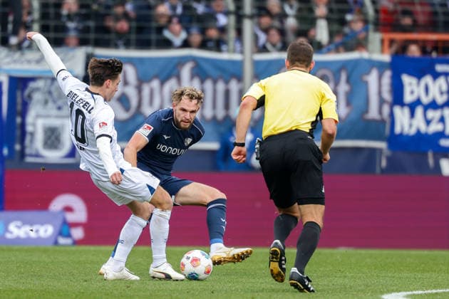 Bochum, Vonovia Ruhrstadion, 06.12.25, GER, Herren, 2. Bundesliga, Saison 2025 - 2026, VfL 1848 Bochum - Arminia Bielefeld, Marvin Mehlem (Arminia Bielefeld) und Philipp Strompf (VfL Bochum) im Zweikampf, DFB DFL REGULATIONS PROHIBIT ANY USE OF PHOTOGRAPHS AS IMAGE SEQUENCES AND OR QUASI-VIDEO.