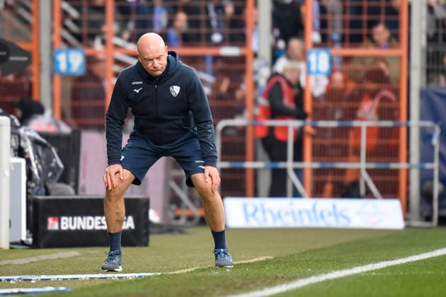 Trainer Uwe Roesler (VfL Bochum) enttaeuscht waehrend des spiels der 2. Bundesliga zwischen VfL Bochum und Arminia Bielefeld, Vonovia Ruhrstadion am 06. December 2025 in Bochum, Deutschland. (Foto von Max Maiwald DeFodi Images) +++ Trainer Uwe Roesler (VfL Bochum) looks dejected during the 2. Bundesliga match between VfL Bochum and Arminia Bielefeld at Vonovia Ruhrstadion on December 6, 2025 in Bochum, Germany. (Photo by Max Maiwald DeFodi Images) DFB DFL REGULATIONS PROHIBIT ANY USE OF PHOTOGRAPHS AS IMAGE SEQUENCES AND OR QUASI-VIDEO. (Photo by Max Maiwald DeFodi Images)