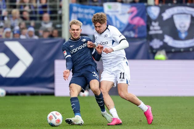 Bochum, Vonovia Ruhrstadion, 06.12.25, GER, Herren, 2. Bundesliga, Saison 2025 - 2026, VfL 1848 Bochum - Arminia Bielefeld, Leandro Morgalla (VfL Bochum) und Joel Grodowski (Arminia Bielefeld) im Zweikampf, DFB DFL REGULATIONS PROHIBIT ANY USE OF PHOTOGRAPHS AS IMAGE SEQUENCES AND OR QUASI-VIDEO.
