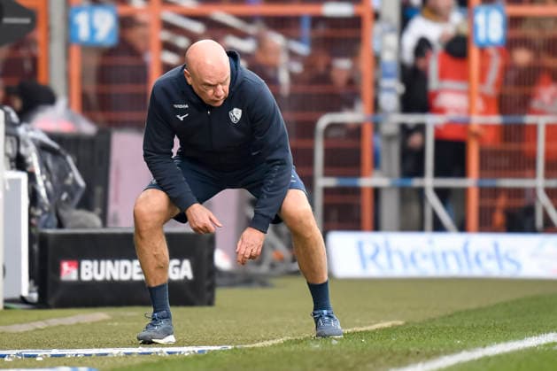 Trainer Uwe Roesler (VfL Bochum) enttaeuscht waehrend des spiels der 2. Bundesliga zwischen VfL Bochum und Arminia Bielefeld, Vonovia Ruhrstadion am 06. December 2025 in Bochum, Deutschland. (Foto von Max Maiwald DeFodi Images) +++ Trainer Uwe Roesler (VfL Bochum) looks dejected during the 2. Bundesliga match between VfL Bochum and Arminia Bielefeld at Vonovia Ruhrstadion on December 6, 2025 in Bochum, Germany. (Photo by Max Maiwald DeFodi Images) DFB DFL REGULATIONS PROHIBIT ANY USE OF PHOTOGRAPHS AS IMAGE SEQUENCES AND OR QUASI-VIDEO. (Photo by Max Maiwald DeFodi Images)