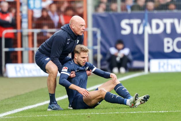 Bochum, Vonovia Ruhrstadion, 06.12.25, GER, Herren, 2. Bundesliga, Saison 2025 - 2026, VfL 1848 Bochum - Arminia Bielefeld, Cheftrainer Uwe Roesler (VfL Bochum) und Leandro Morgalla (VfL Bochum) DFB DFL REGULATIONS PROHIBIT ANY USE OF PHOTOGRAPHS AS IMAGE SEQUENCES AND OR QUASI-VIDEO.