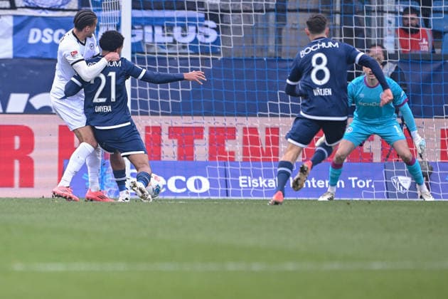 06.12.2025, Fussball, 2. Bundesliga, 15. Spieltag Saison 2025 2026, VfL Bochum - DSC Arminia Bielefeld, Elfmeter Joel Felix (DSC Arminia Bielefeld), Francis Onyeka (VfL Bochum 1848) xRHR-FOTO TKx