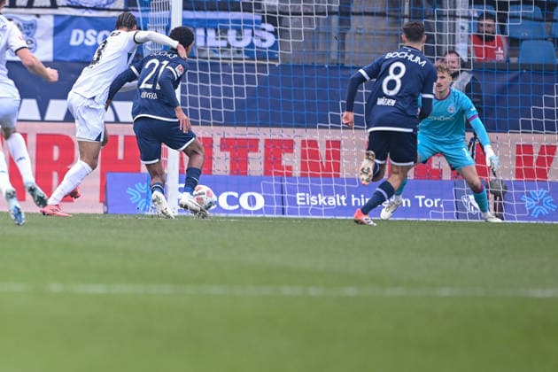 06.12.2025, Fussball, 2. Bundesliga, 15. Spieltag Saison 2025 2026, VfL Bochum - DSC Arminia Bielefeld, Elfmeter Joel Felix (DSC Arminia Bielefeld), Francis Onyeka (VfL Bochum 1848) xRHR-FOTO TKx