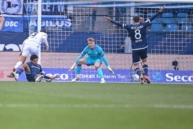 06.12.2025, Fussball, 2. Bundesliga, 15. Spieltag Saison 2025 2026, VfL Bochum - DSC Arminia Bielefeld, Elfmeter Joel Felix (DSC Arminia Bielefeld), Francis Onyeka (VfL Bochum 1848) xRHR-FOTO TKx