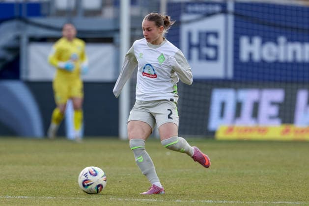 Chiara D Angelo (SV Werder Bremen, 2) am Ball, Einzelbild, Ganzkörper, Aktion, Action, Spielszene, DIE DFB-RICHTLINIEN UNTERSAGEN JEGLICHE NUTZUNG VON FOTOS ALS SEQUENZBILDER UND ODER VIDEOÄHNLICHE FOTOSTRECKEN. DFB REGULATIONS PROHIBIT ANY USE OF PHOTOGRAPHS AS IMAGE SEQUENCES AND OR QUASI-VIDEO., 06.12.2025, Jena (Deutschland), Fussball, Google Pixel Frauen-Bundesliga, FC Carl Zeiss Jena - SV Werder Bremen
