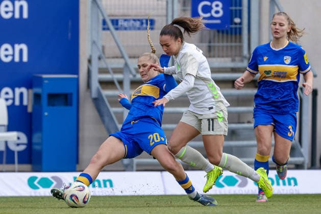v.li.: Steffi Schmid (FC Carl Zeiss Jena, 20) und Maja Sternad (SV Werder Bremen, 11) im Zweikampf, Duell, Dynamik, Aktion, Action, Spielszene, DIE DFB-RICHTLINIEN UNTERSAGEN JEGLICHE NUTZUNG VON FOTOS ALS SEQUENZBILDER UND ODER VIDEOÄHNLICHE FOTOSTRECKEN. DFB REGULATIONS PROHIBIT ANY USE OF PHOTOGRAPHS AS IMAGE SEQUENCES AND OR QUASI-VIDEO., 06.12.2025, Jena (Deutschland), Fussball, Google Pixel Frauen-Bundesliga, FC Carl Zeiss Jena - SV Werder Bremen