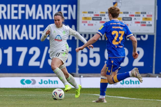 v.li.: Maja Sternad (SV Werder Bremen, 11) am Ball, Einzelbild, Ganzkörper, Aktion, Action, Spielszene, Gwen Mummert (Gwendolyn, FC Carl Zeiss Jena, 27), DIE DFB-RICHTLINIEN UNTERSAGEN JEGLICHE NUTZUNG VON FOTOS ALS SEQUENZBILDER UND ODER VIDEOÄHNLICHE FOTOSTRECKEN. DFB REGULATIONS PROHIBIT ANY USE OF PHOTOGRAPHS AS IMAGE SEQUENCES AND OR QUASI-VIDEO., 06.12.2025, Jena (Deutschland), Fussball, Google Pixel Frauen-Bundesliga, FC Carl Zeiss Jena - SV Werder Bremen