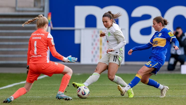 v.li.: Jasmin Janning (Torhüterin, Torwart, FC Carl Zeiss Jena, 1), Maja Sternad (SV Werder Bremen, 11) und Lisa Gora (FC Carl Zeiss Jena, 16) im Zweikampf, Duell, Dynamik, Aktion, Action, Spielszene, DIE DFB-RICHTLINIEN UNTERSAGEN JEGLICHE NUTZUNG VON FOTOS ALS SEQUENZBILDER UND ODER VIDEOÄHNLICHE FOTOSTRECKEN. DFB REGULATIONS PROHIBIT ANY USE OF PHOTOGRAPHS AS IMAGE SEQUENCES AND OR QUASI-VIDEO., 06.12.2025, Jena (Deutschland), Fussball, Google Pixel Frauen-Bundesliga, FC Carl Zeiss Jena - SV Werder Bremen