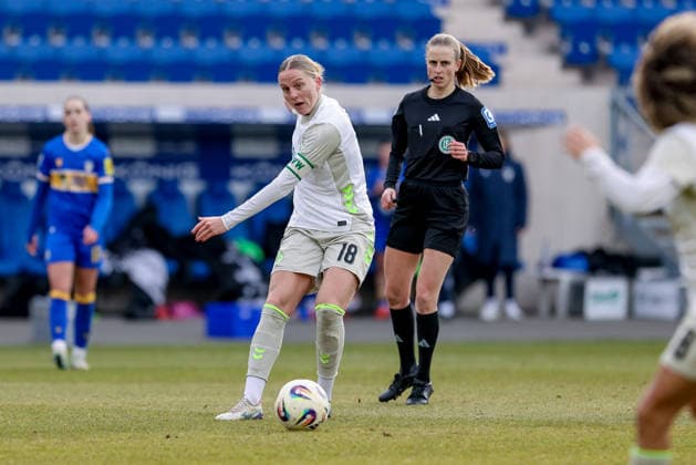 Lina Hausicke (SV Werder Bremen, 18) am Ball, Einzelbild, Ganzkörper, Aktion, Action, Spielszene, DIE DFB-RICHTLINIEN UNTERSAGEN JEGLICHE NUTZUNG VON FOTOS ALS SEQUENZBILDER UND ODER VIDEOÄHNLICHE FOTOSTRECKEN. DFB REGULATIONS PROHIBIT ANY USE OF PHOTOGRAPHS AS IMAGE SEQUENCES AND OR QUASI-VIDEO., 06.12.2025, Jena (Deutschland), Fussball, Google Pixel Frauen-Bundesliga, FC Carl Zeiss Jena - SV Werder Bremen