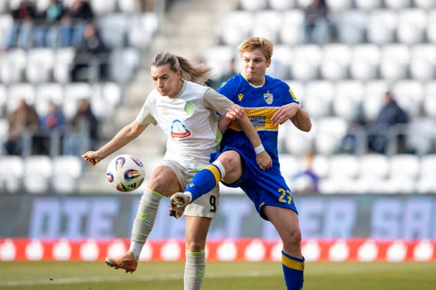 Google Pixel Frauen-Bundesliga: FC Carl Zeiss Jena vs. SV Werder Bremen; Jena; 06.12.2025 Medina Deöi? ( 9; SV Werder Bremen) gegen Gwendolyn Mummert ( 27; FC Carl Zeiss Jena) Google Pixel Frauen-Bundesliga: FC Carl Zeiss Jena vs. SV Werder Bremen; ad hoc arena im Ernst-Abbe-Sportfeld; 06.12.2025 DFB REGULATIONS PROHIBIT ANY USE OF PHOTOGRAPHS AS IMAGE SEQUENCES AND OR QUASI-VIDEO. Copyright: xBEAUTIFULxSPORTS Duehringx