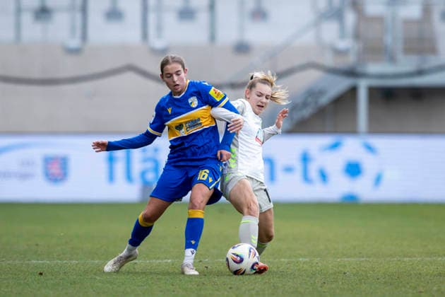 Google Pixel Frauen-Bundesliga: FC Carl Zeiss Jena vs. SV Werder Bremen; Jena; 06.12.2025 Michelle Weiß ( 15; SV Werder Bremen) gegen Lisa Gora ( 16; FC Carl Zeiss Jena) Google Pixel Frauen-Bundesliga: FC Carl Zeiss Jena vs. SV Werder Bremen; ad hoc arena im Ernst-Abbe-Sportfeld; 06.12.2025 DFB REGULATIONS PROHIBIT ANY USE OF PHOTOGRAPHS AS IMAGE SEQUENCES AND OR QUASI-VIDEO. Copyright: xBEAUTIFULxSPORTS Duehringx