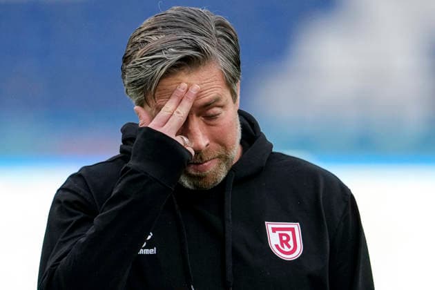 Michael Wimmer (Trainer, Cheftrainer, Regensburg), Einzelbild, Einzelfoto, Aktion, Action, enttäuscht schauend, Enttäuschung, Frustration, disappointed, pessimistisch, 06.12.2025, Sinsheim (Deutschland), Fussball, 3. Liga, TSG 1899 Hoffenheim II - SSV Jahn Regensburg, DFB DFL REGULATIONS PROHIBIT ANY USE OF PHOTOGRAPHS AS IMAGE SEQUENCES AND OR QUASI-VIDEO.