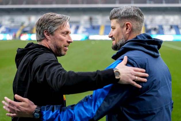v.li.: Michael Wimmer (Trainer, Cheftrainer, Regensburg) und Stefan Kleineheismann (Trainer, Cheftrainer, TSG II), bei der Begrüßung vor dem Spiel, beide Trainer begrüßen sich, Aktion, Action, 06.12.2025, Sinsheim (Deutschland), Fussball, 3. Liga, TSG 1899 Hoffenheim II - SSV Jahn Regensburg, DFB DFL REGULATIONS PROHIBIT ANY USE OF PHOTOGRAPHS AS IMAGE SEQUENCES AND OR QUASI-VIDEO.