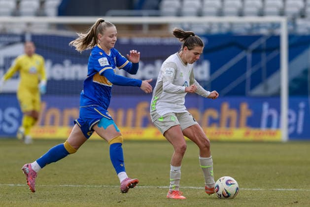 v.li.: Isabella Jaron (FC Carl Zeiss Jena, 24) und Rieke Dieckmann (SV Werder Bremen, 22) im Zweikampf, Duell, Dynamik, Aktion, Action, Spielszene, DIE DFB-RICHTLINIEN UNTERSAGEN JEGLICHE NUTZUNG VON FOTOS ALS SEQUENZBILDER UND ODER VIDEOÄHNLICHE FOTOSTRECKEN. DFB REGULATIONS PROHIBIT ANY USE OF PHOTOGRAPHS AS IMAGE SEQUENCES AND OR QUASI-VIDEO., 06.12.2025, Jena (Deutschland), Fussball, Google Pixel Frauen-Bundesliga, FC Carl Zeiss Jena - SV Werder Bremen