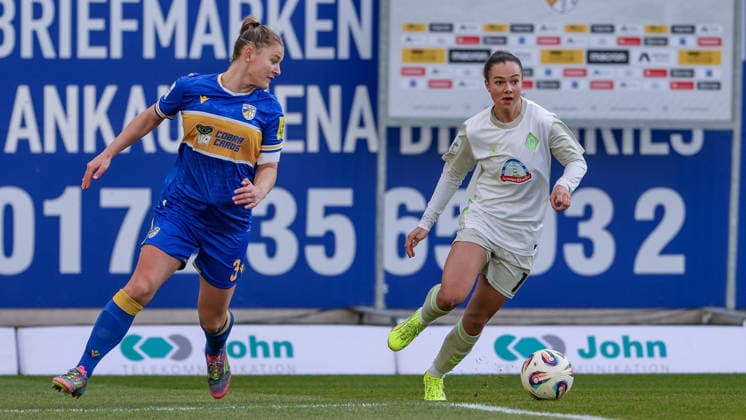 v.li.: Toma Ihlenburg (FC Carl Zeiss Jena, 3) und Maja Sternad (SV Werder Bremen, 11) im Zweikampf, Duell, Dynamik, Aktion, Action, Spielszene, DIE DFB-RICHTLINIEN UNTERSAGEN JEGLICHE NUTZUNG VON FOTOS ALS SEQUENZBILDER UND ODER VIDEOÄHNLICHE FOTOSTRECKEN. DFB REGULATIONS PROHIBIT ANY USE OF PHOTOGRAPHS AS IMAGE SEQUENCES AND OR QUASI-VIDEO., 06.12.2025, Jena (Deutschland), Fussball, Google Pixel Frauen-Bundesliga, FC Carl Zeiss Jena - SV Werder Bremen