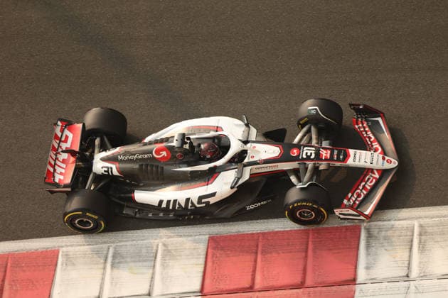 Esteban Ocon (MoneyGram Haas F1 Team, 31), Free Practice 3, Freies Training 3, FP3, ARE, Formel 1 Weltmeisterschaft, Abu Dhabi Grand Prix, Yas Marina Circuit, Saturday, 06.12.2025 ARE, Formel 1 Weltmeisterschaft, Abu Dhabi Grand Prix, Vereinigte Arabische Emirate, Yas Marina Circuit, 06.12.2025 Abu Dhabi Copyright: xEibner-Pressefoto AnnikaxGrafx EP_AGF