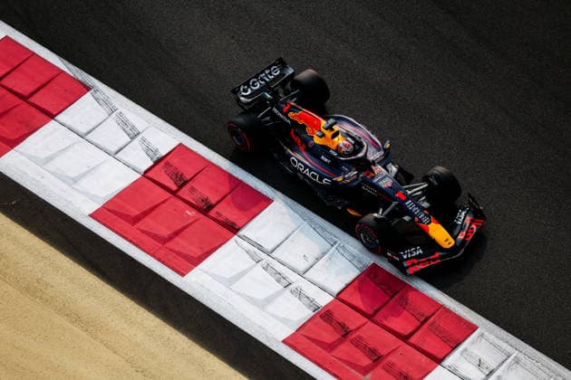Max Verstappen of the Netherlands and Oracle Red Bull Racing , Qualifying, F1 Grand Prix of Abu Dhabi, am 06. December 2025 in Abu Dhabi, United Arab Emirates. (Foto von Diogo Cardoso DeFodi Images) Max Verstappen of the Netherlands and Oracle Red Bull Racing , Qualifying, F1 Grand Prix of Abu Dhabi, Yas Marina Circuit on December 6, 2025 in Abu Dhabi, United Arab Emirates. (Photo by Diogo Cardoso DeFodi Images)